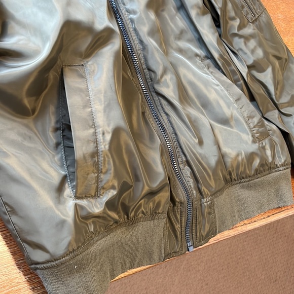 Men’s LARGE. Guess bomber jacket. Unique piece picked up in the USA. - Picture 3 of 6